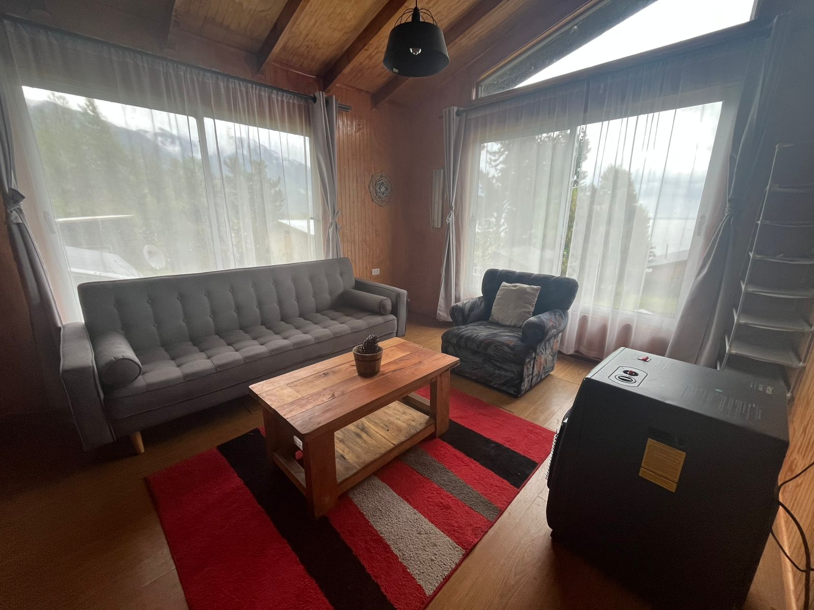 Comedor de la cabaña en Playa Epulafquén